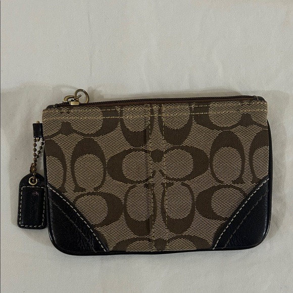 Small Coach Wristlet w/Brown Trim - Picture 1 of 3